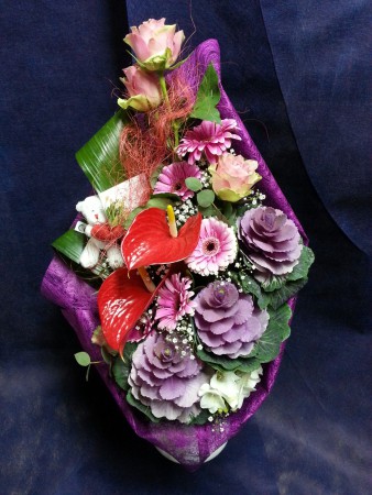 Ramo de rosas,anturium,brasica,gerberas,fresias decorado con verde variada  31€